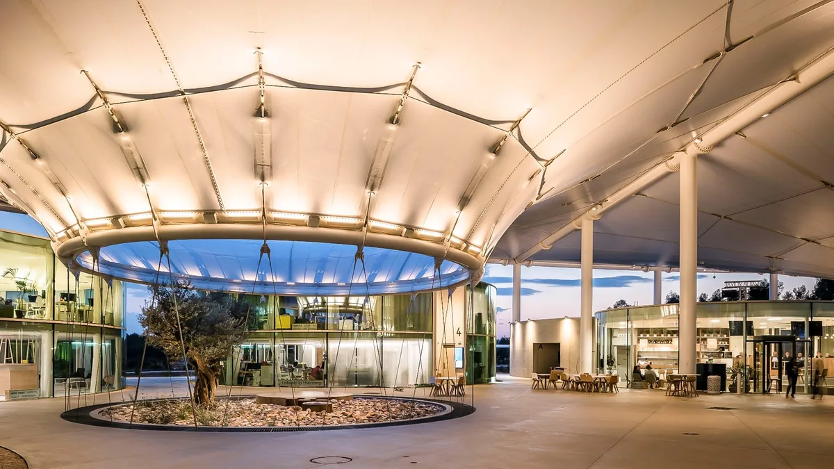 Vue de nuit du lieu partenaire TheCamp pour les séminaires HoloLead